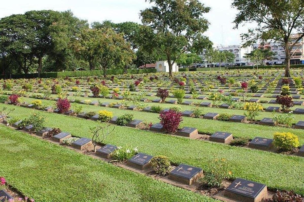 Un cementerio con flores y plantas en un parque.