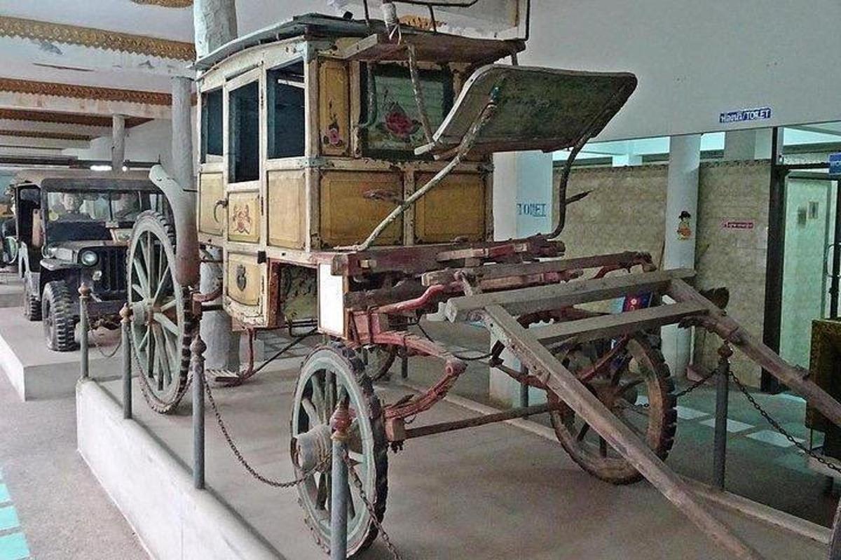 stary powóz konny wystawiony w muzeum