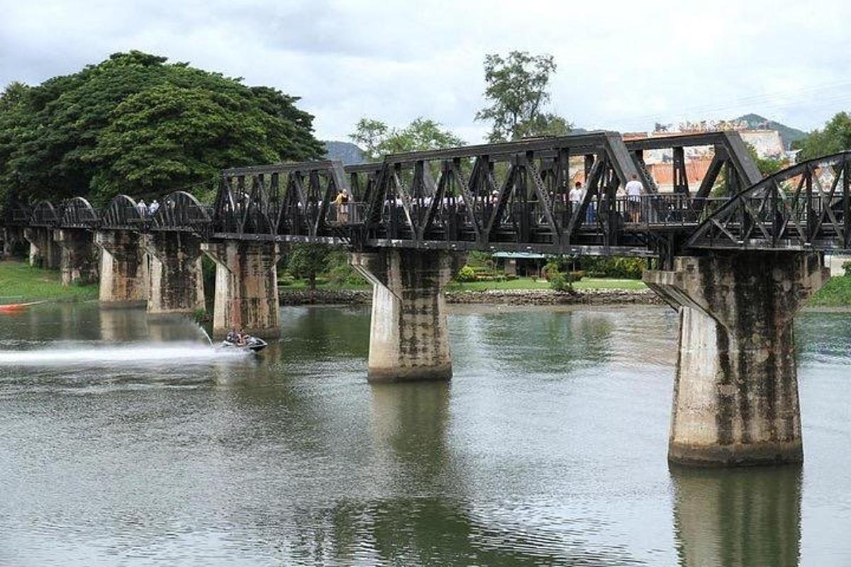 Un puente sobre un río con un tren en él