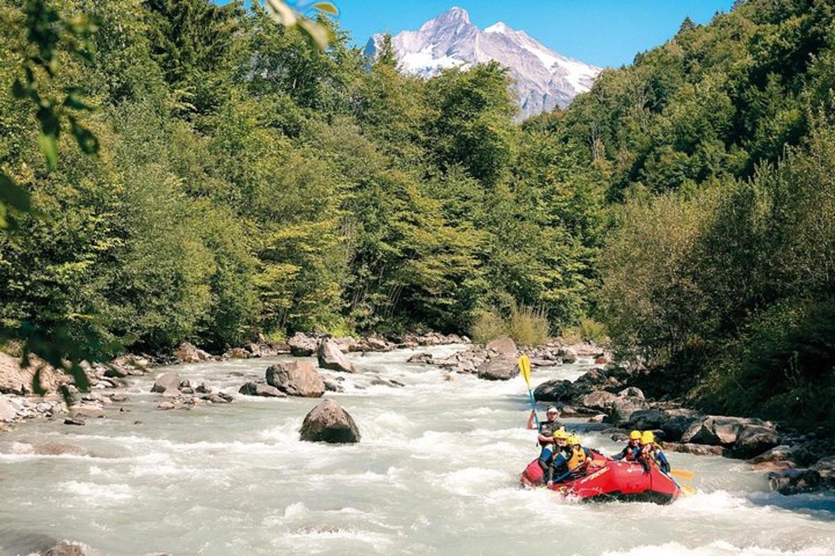 sekelompok orang di atas rakit di sungai