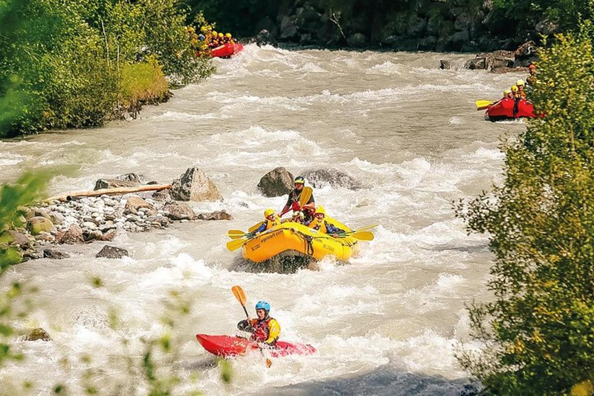 sekelompok orang di atas rakit di sungai