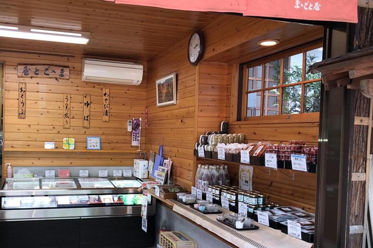 ένα κατάστημα με ξύλινους τοίχους και ένα ρολόι στον τοίχο