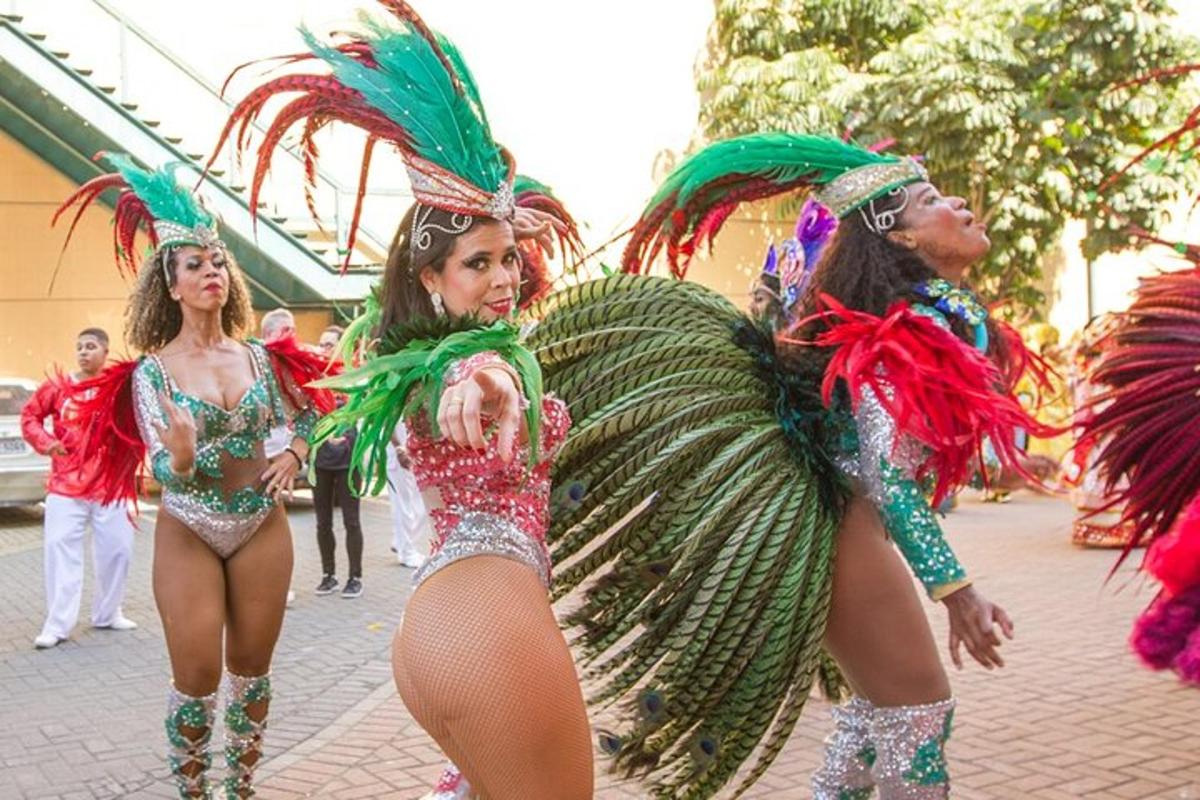 um grupo de mulheres fantasiadas em um desfile