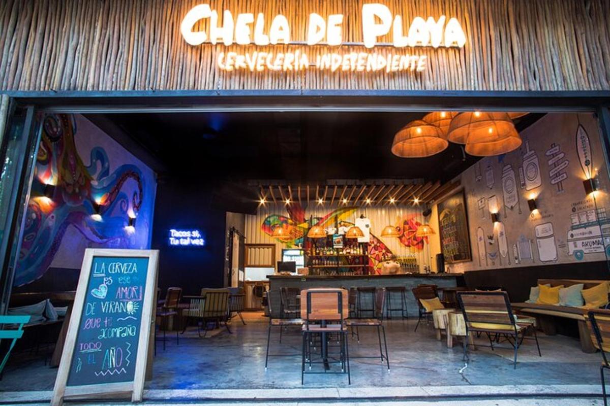 sebuah restoran dengan kerusi dan papan tanda yang berbunyi china de pizza