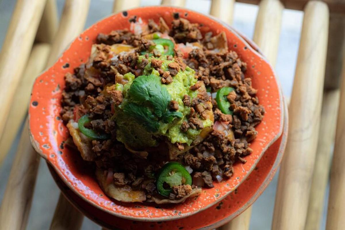 semangkuk makanan merah dengan daging dan sayur-sayuran