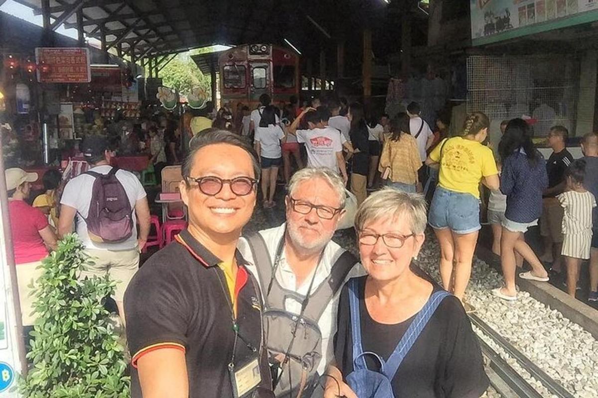 un grup de persones posant per a una foto en un mercat