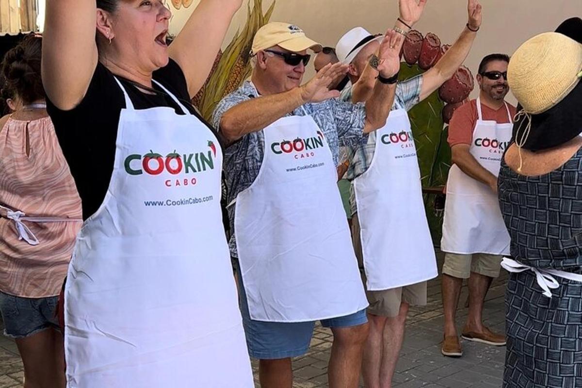 un grup de persones amb davantals blancs