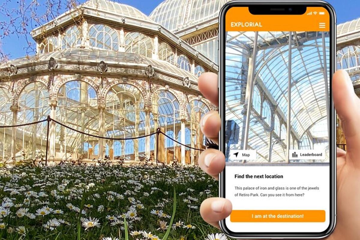 egy személy mobiltelefont tart a magasba egy üvegház előtt