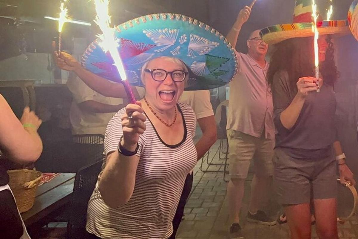 una dona gran sosté un paraigua