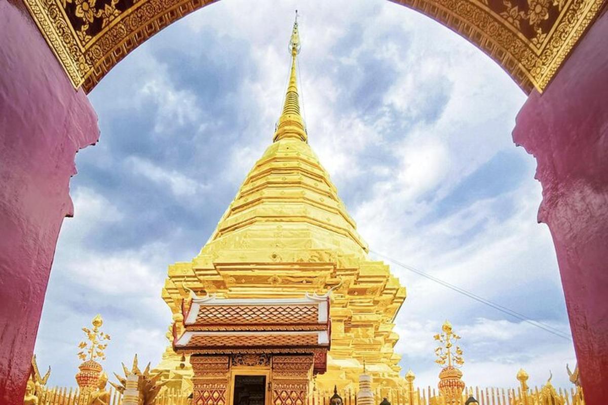 um grande pagode amarelo com um céu ao fundo