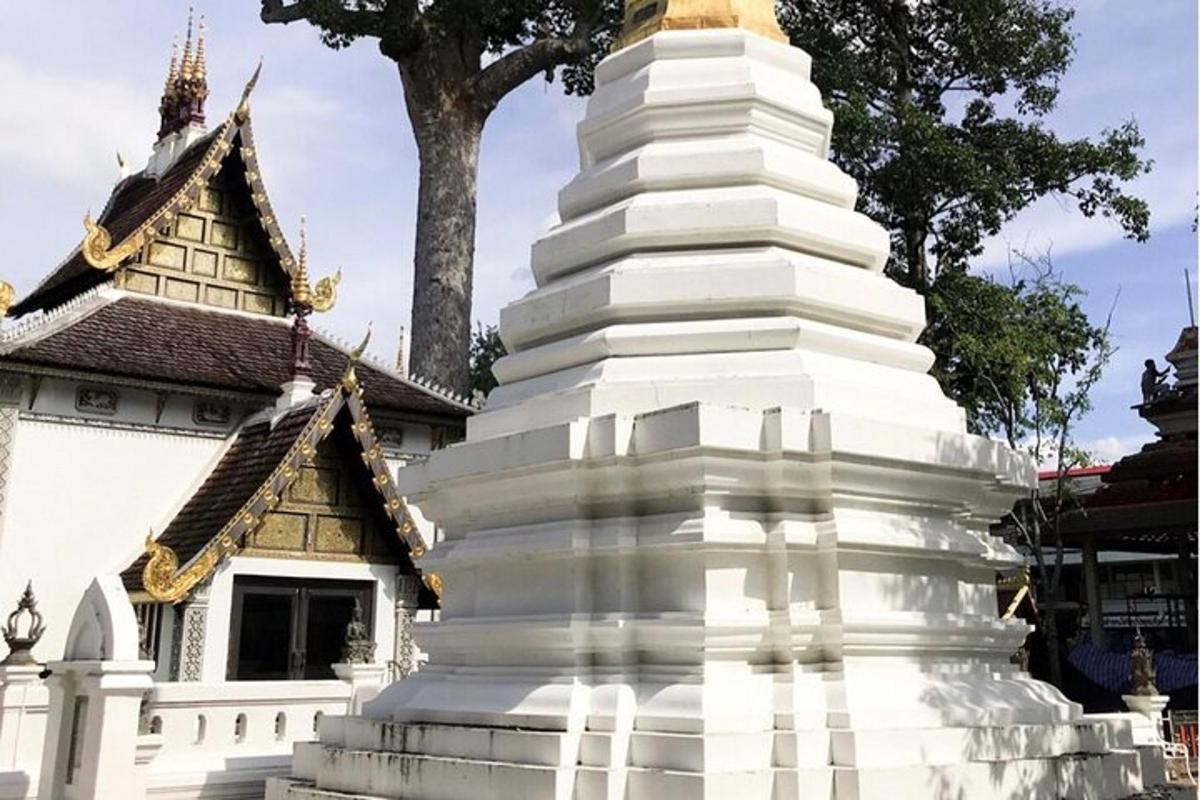 um grande pagode branco em frente a um edifício