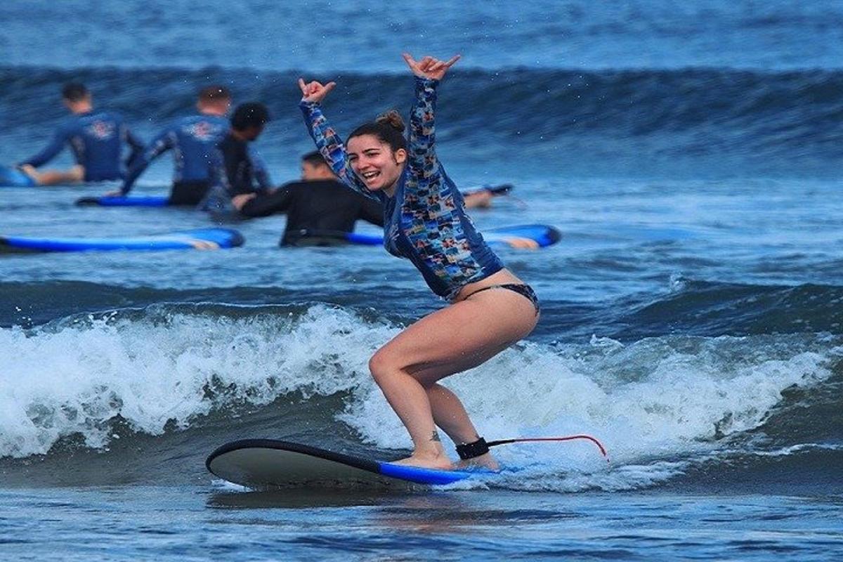 žena jedoucí na vlně na surfovém prkně v oceánu
