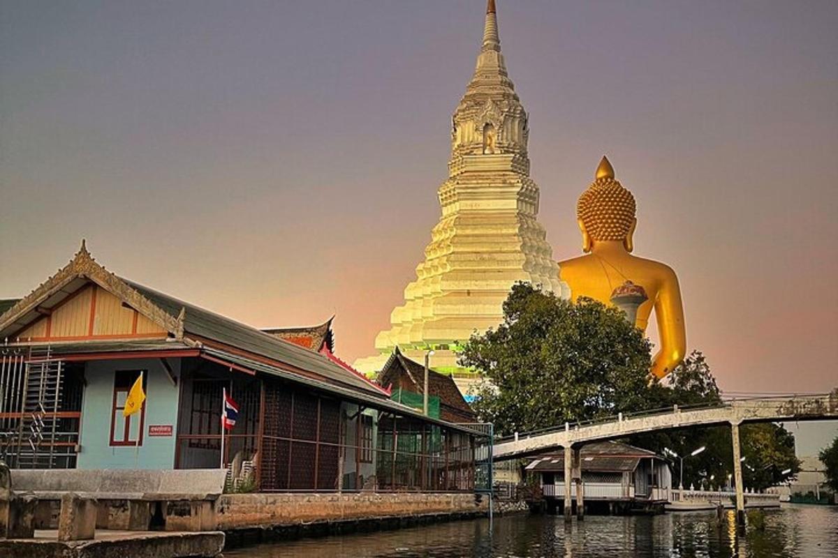 pagoda in stavba ob reki