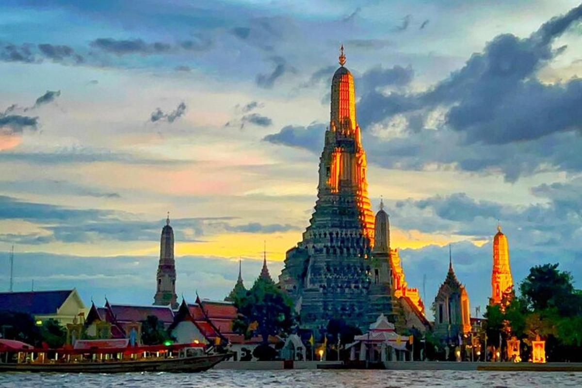 sebuah bangunan besar dengan lampu oren di atasnya