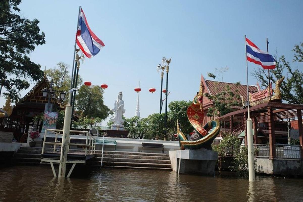 sungai dengan bendera dan patung di latar belakang