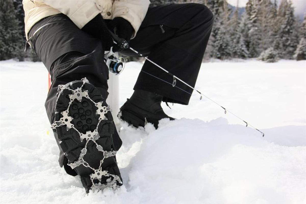 eine Person steht in Schneekleidung im Schnee