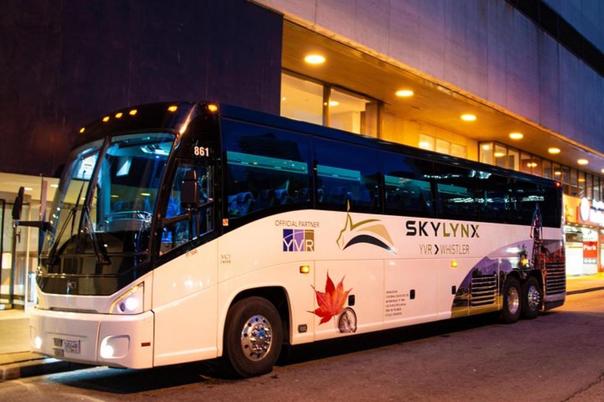 autobus zaparkovaný v noci před budovou