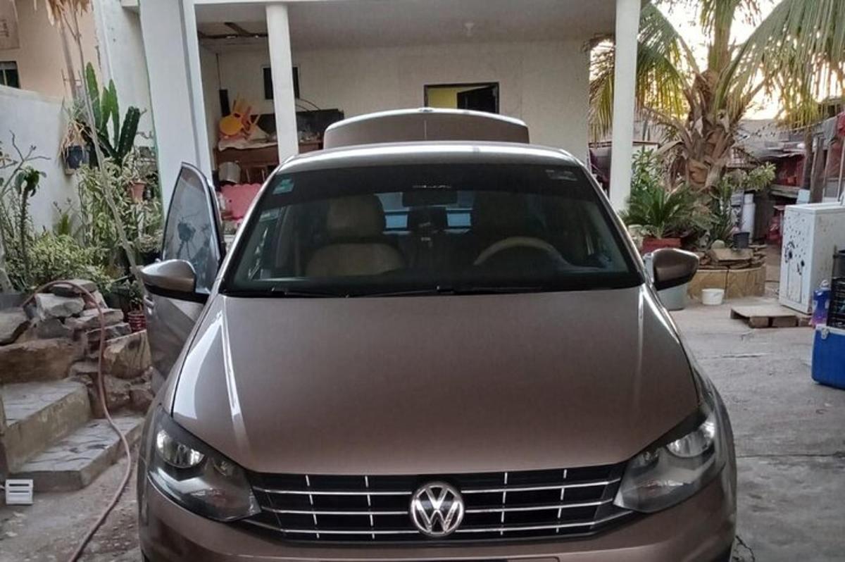 stříbrné auto zaparkované před domem