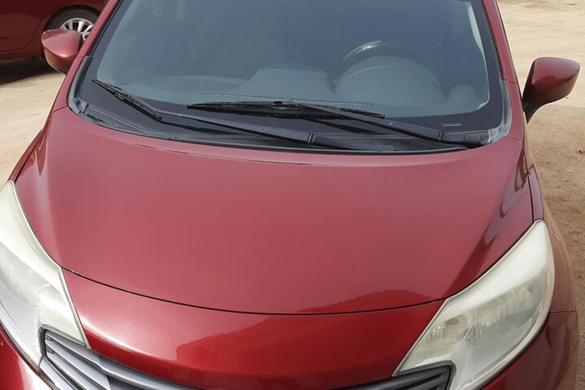 červené auto zaparkované na parkovišti