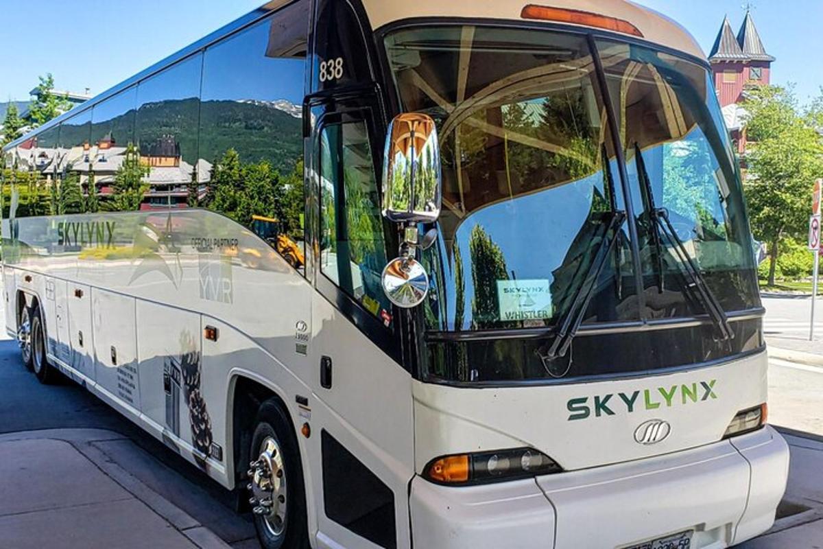 velký bílý autobus zaparkovaný na parkovišti
