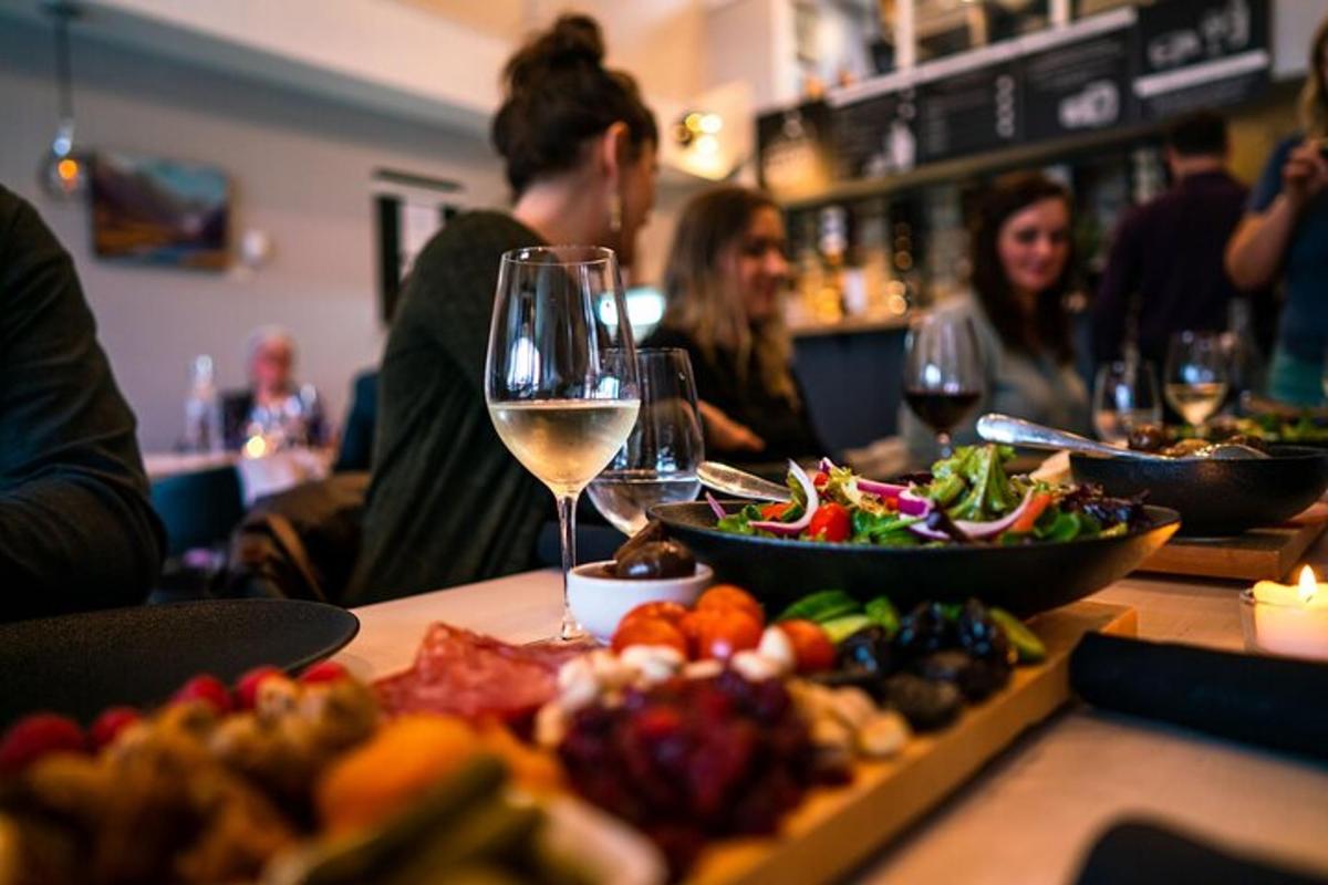 o masă cu o farfurie cu mâncare și pahare de vin