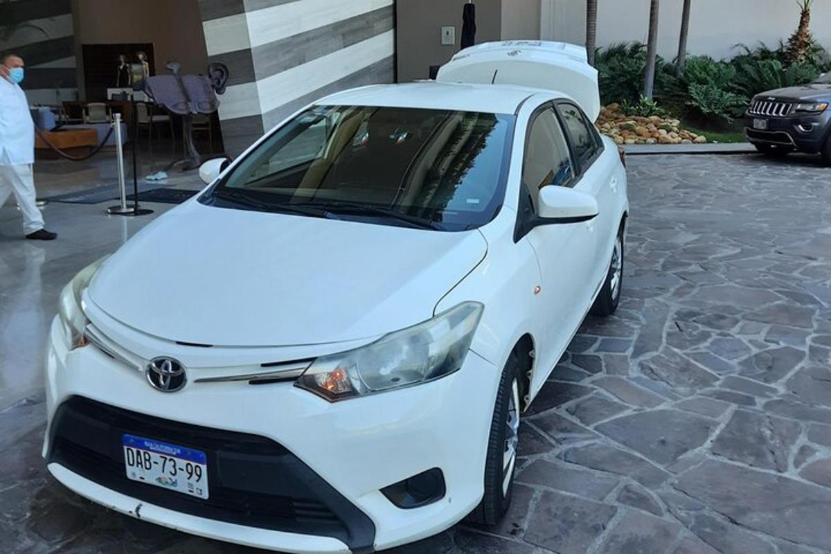 bílé auto zaparkované na parkovišti