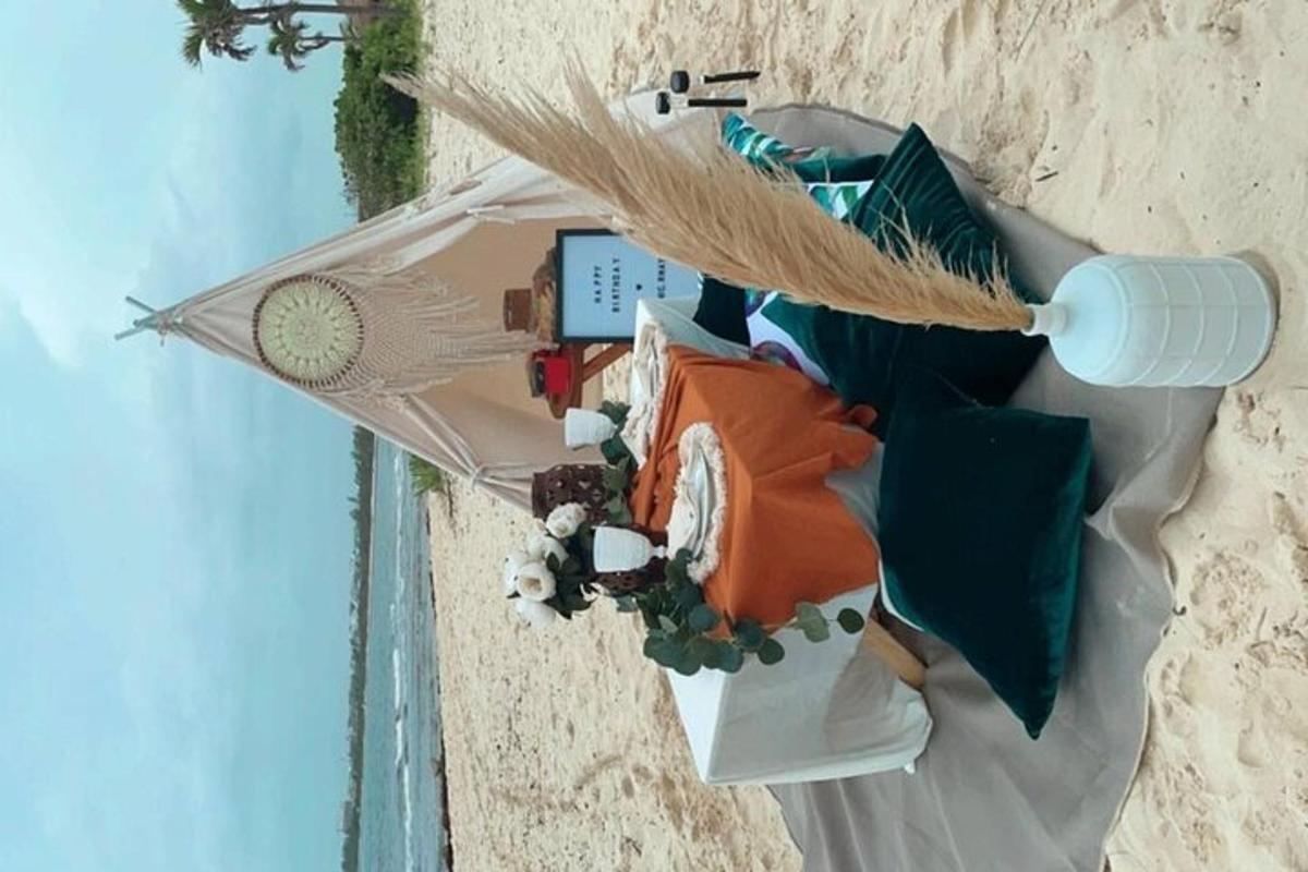 pogled od zgoraj na plažo z zgradbo