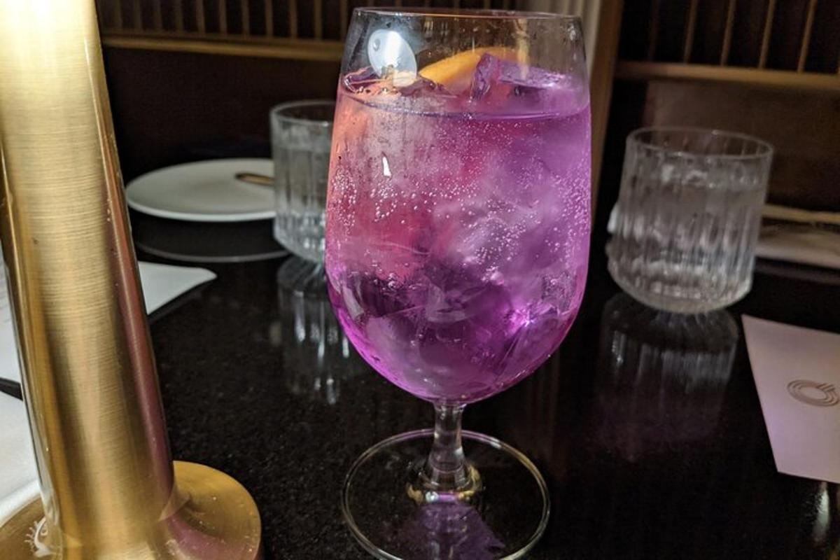 fjólublátt glas með kerti í á borði