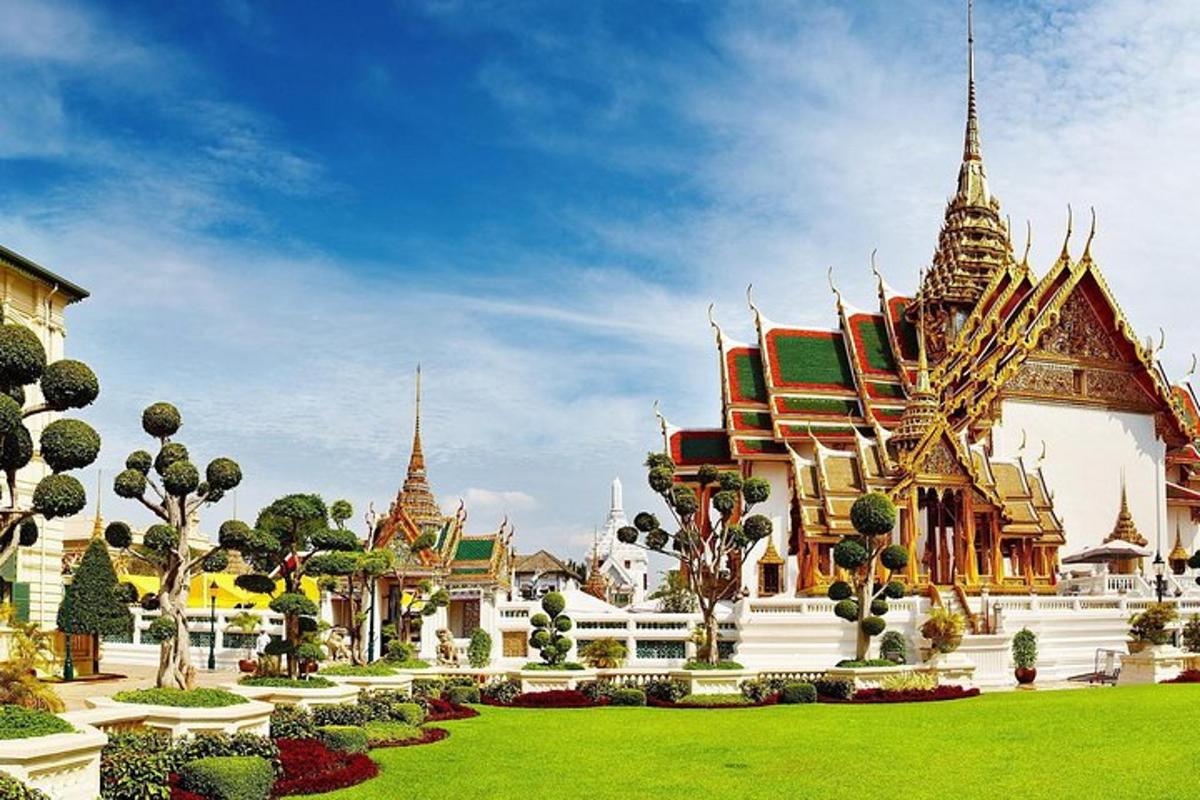 อาคารที่มีสนามหญ้าสีเขียวอยู่ด้านหน้า