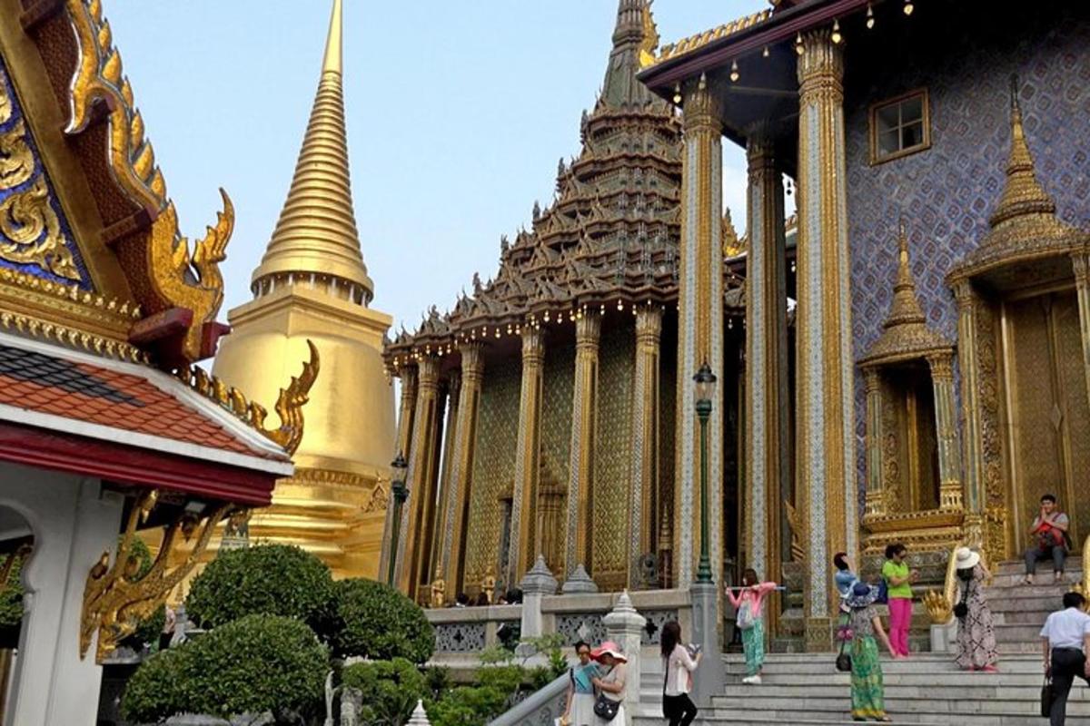 กลุ่มคนกำลังเดินลงบันไดของอาคาร