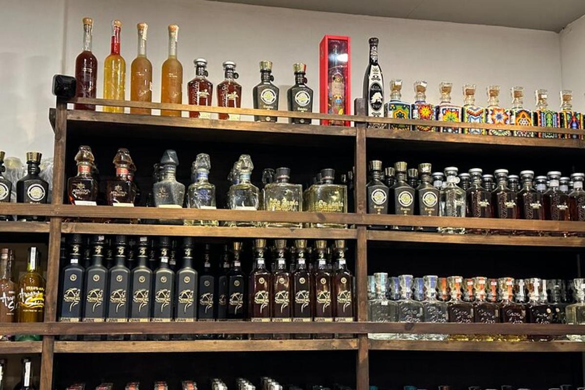 ein Regal mit vielen Flaschen Alkohol gefüllt