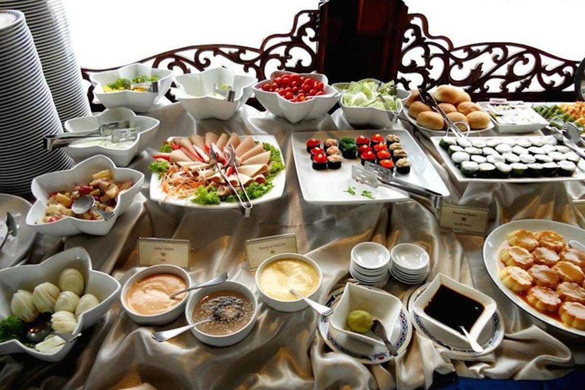 een tafel met veel schalen eten erop