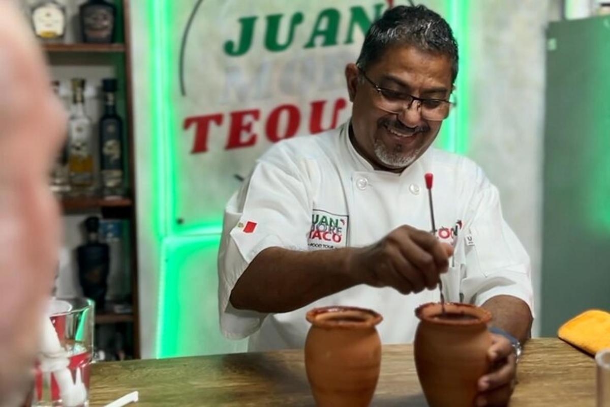 egy férfi a konyhában italt készít