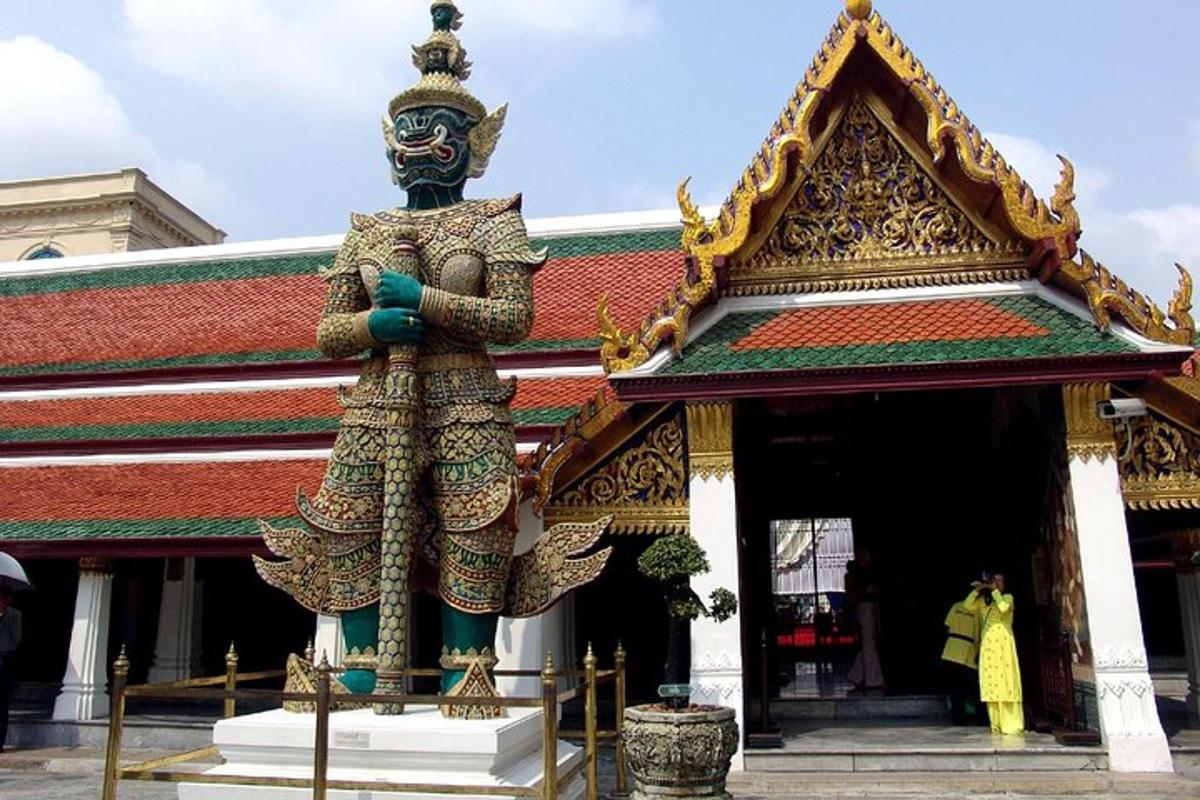 รูปปั้นขนาดใหญ่หน้าอาคาร