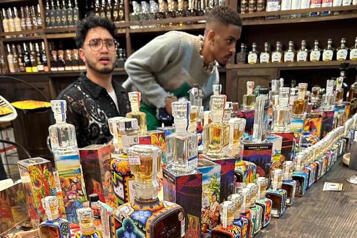 twee mensen in een winkel kijken naar een display met flessen alcohol