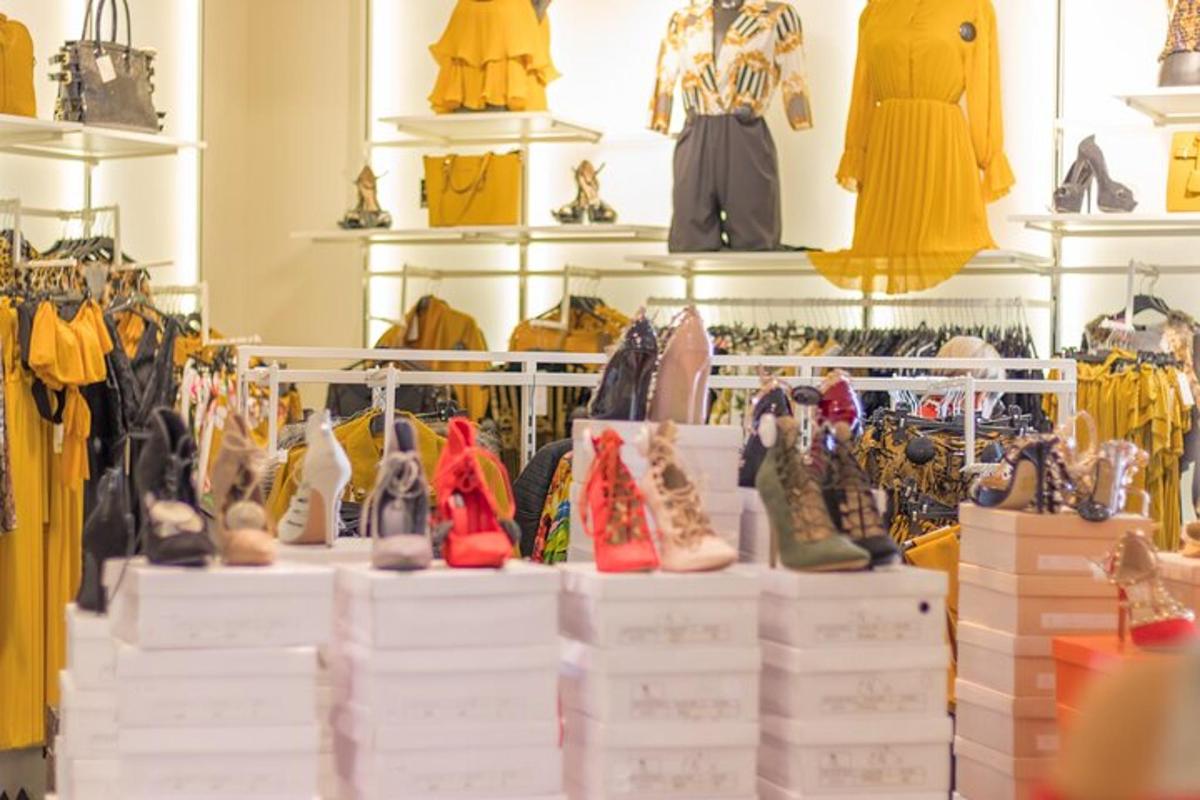 una tienda llena de mucha ropa y zapatos