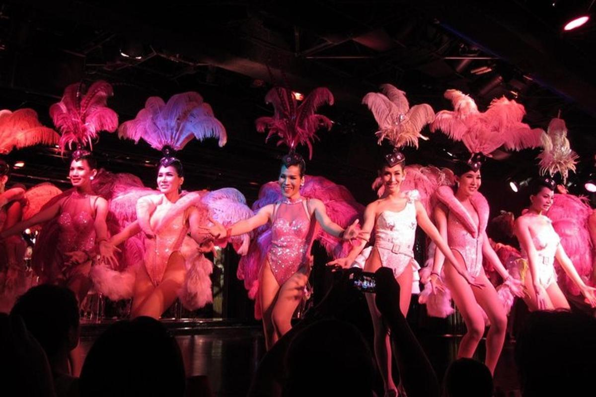 un gruppo di donne in costumi rosa su un palco