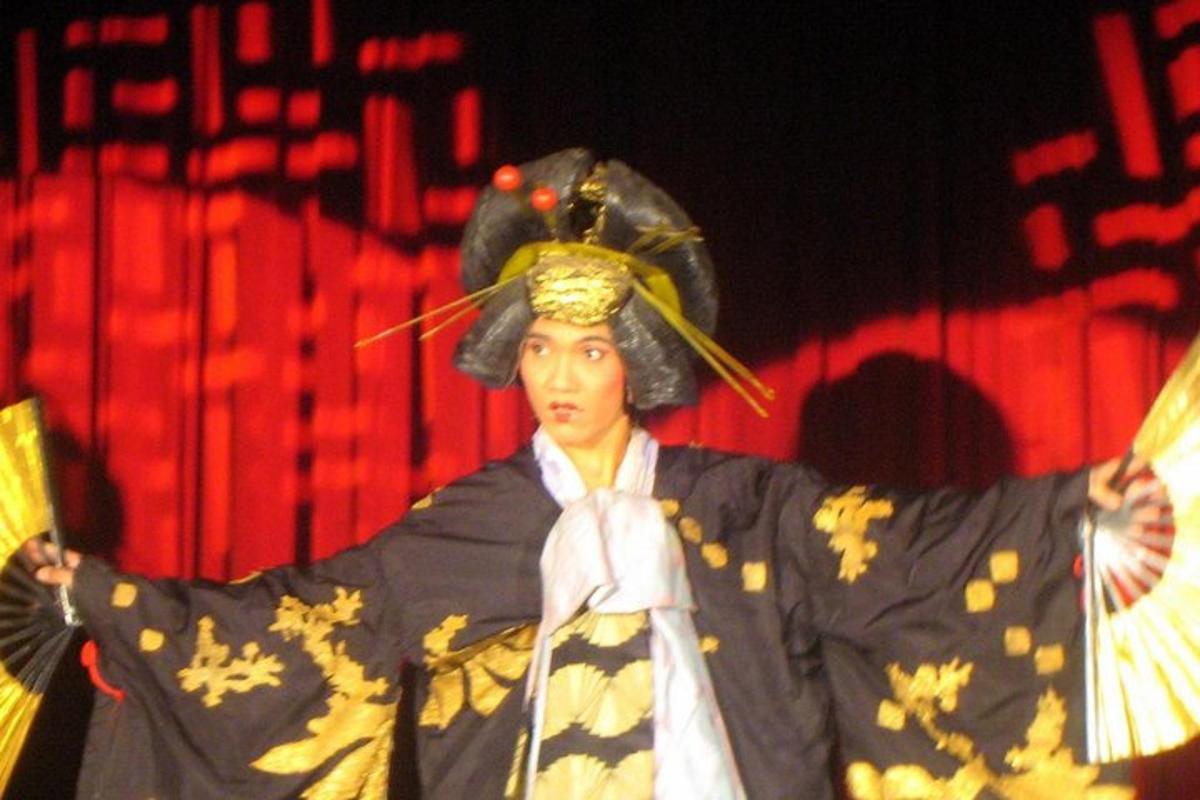 un uomo in costume su un palco
