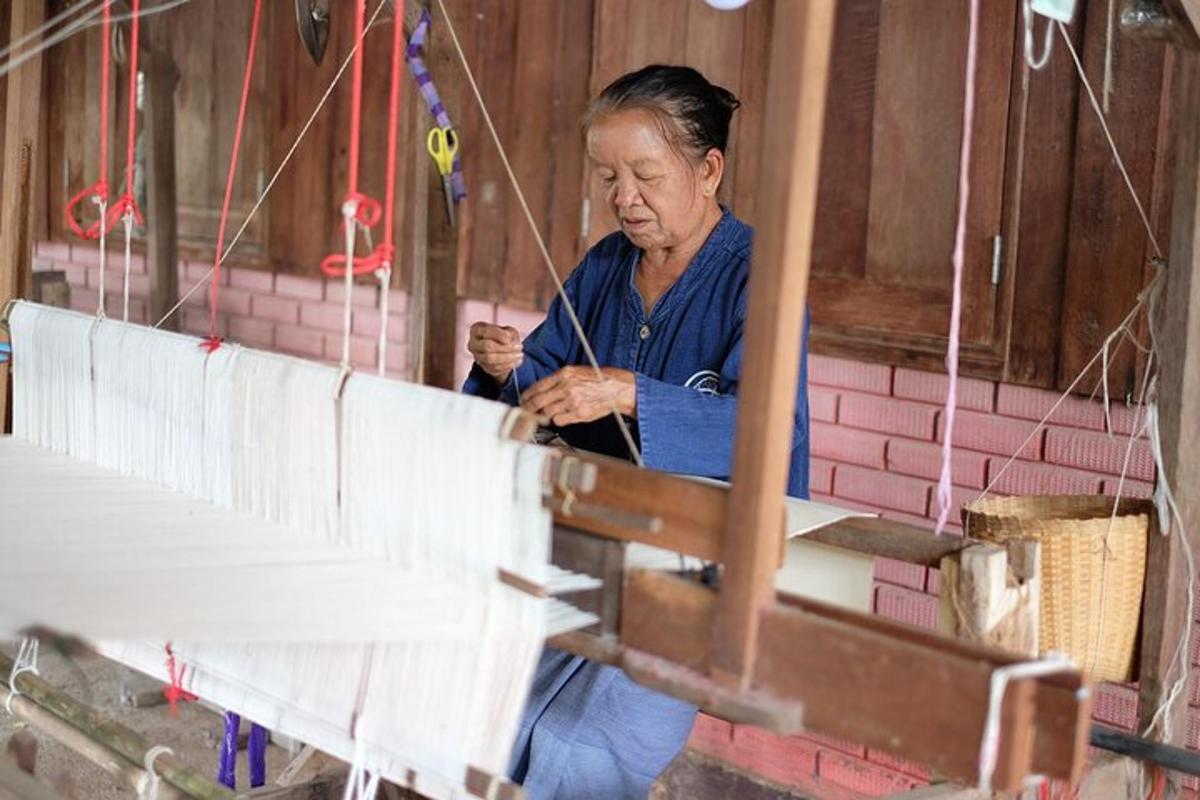 eine Frau arbeitet an einem Stück Holz