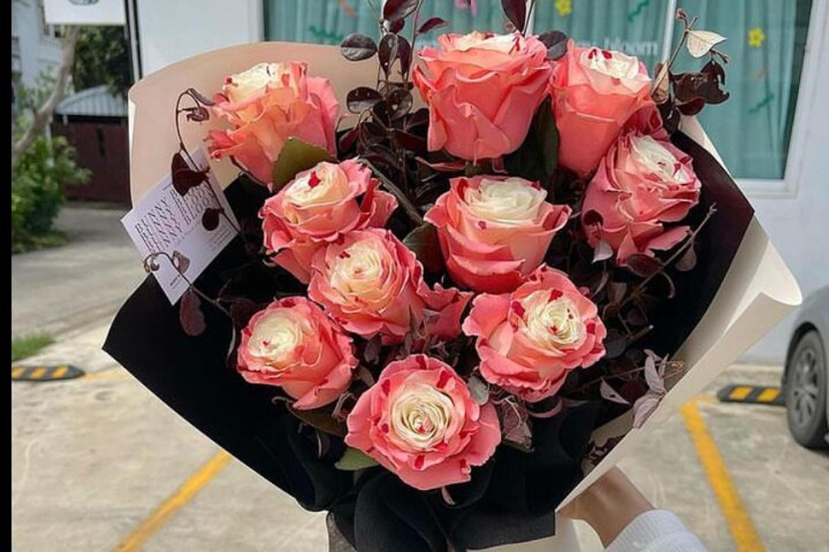 sekuntum bunga ros merah jambu dalam sejambak