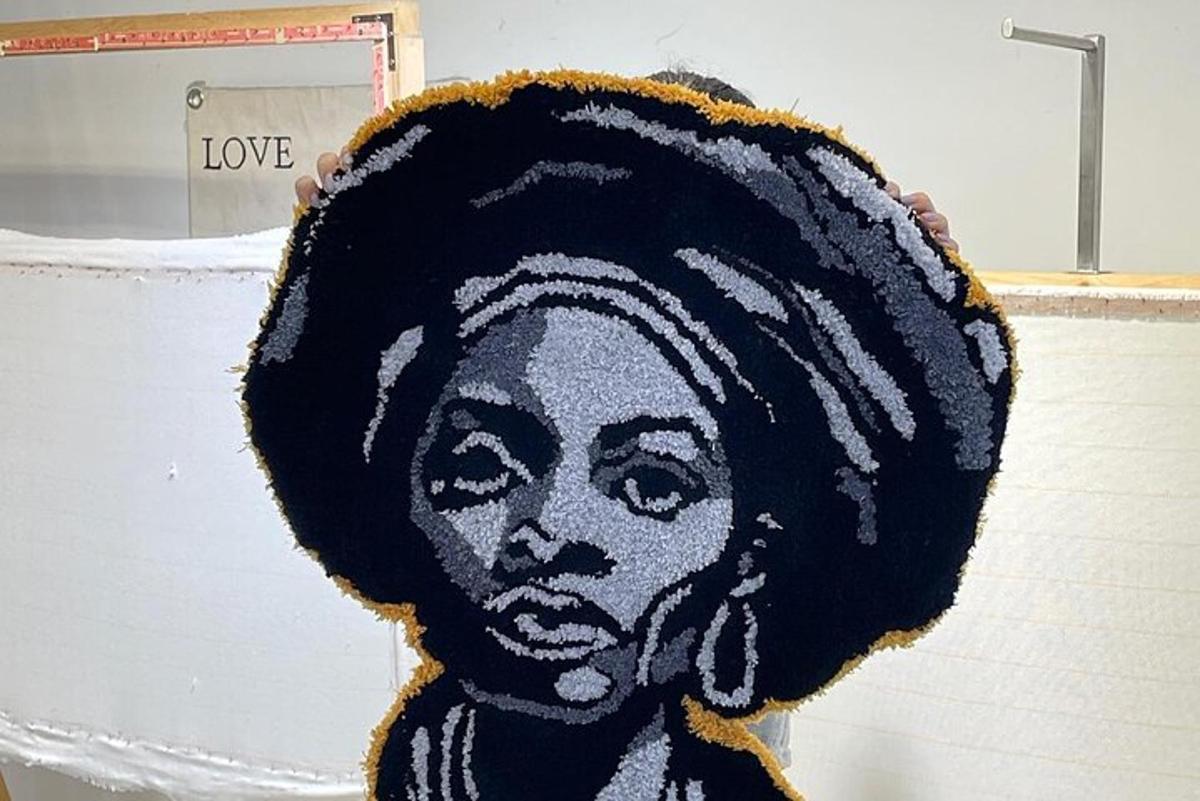 un dipinto di una donna dipinto su un muro
