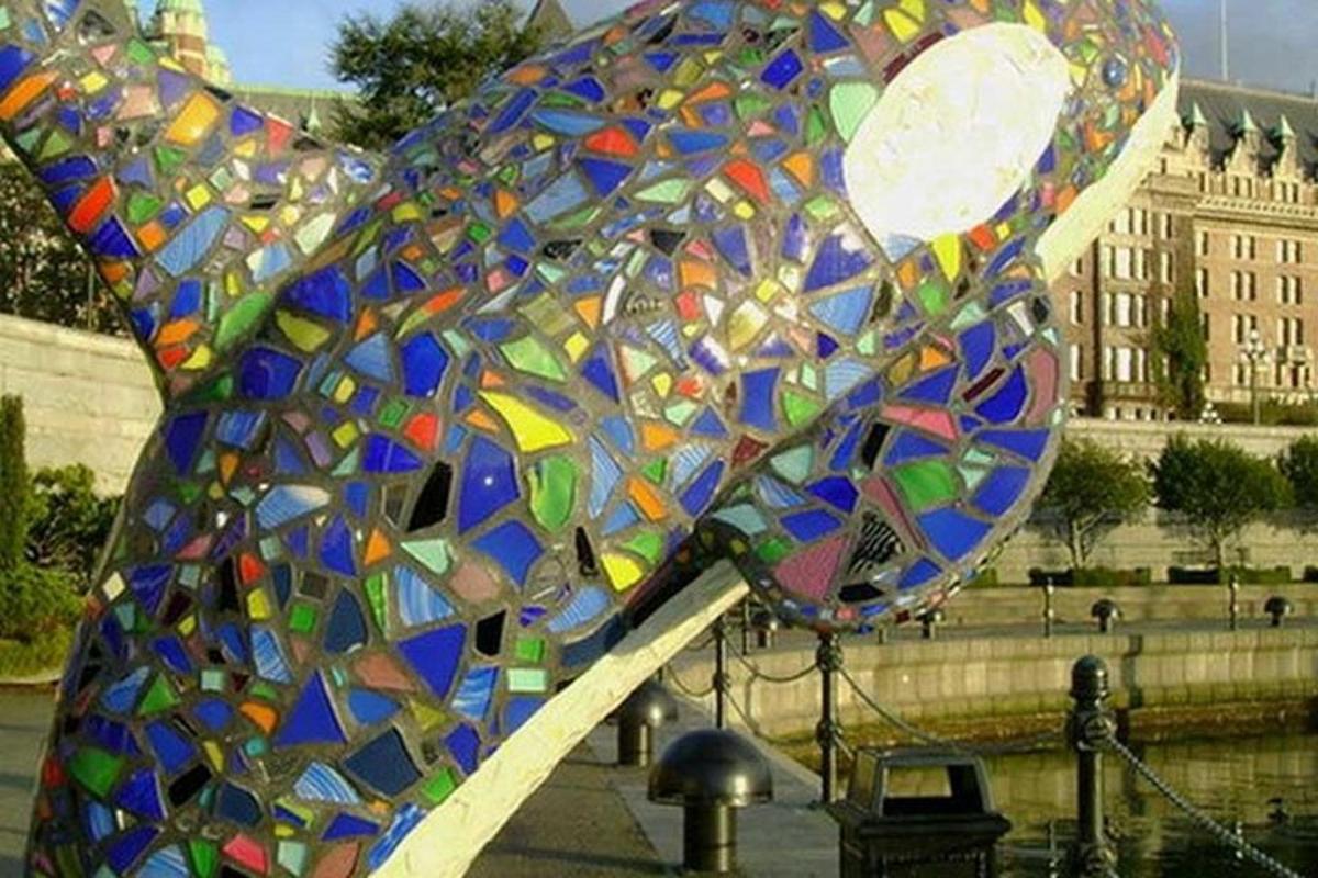 una statua di un elefante fatta di vetro