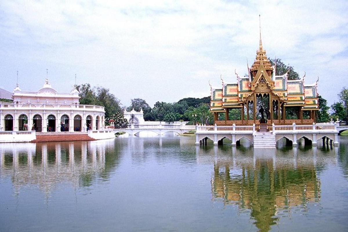 um templo no meio de um corpo d'água