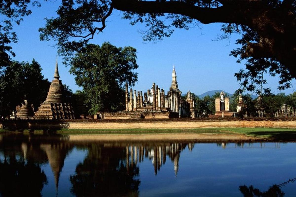 uma vista de um templo com seu reflexo na água