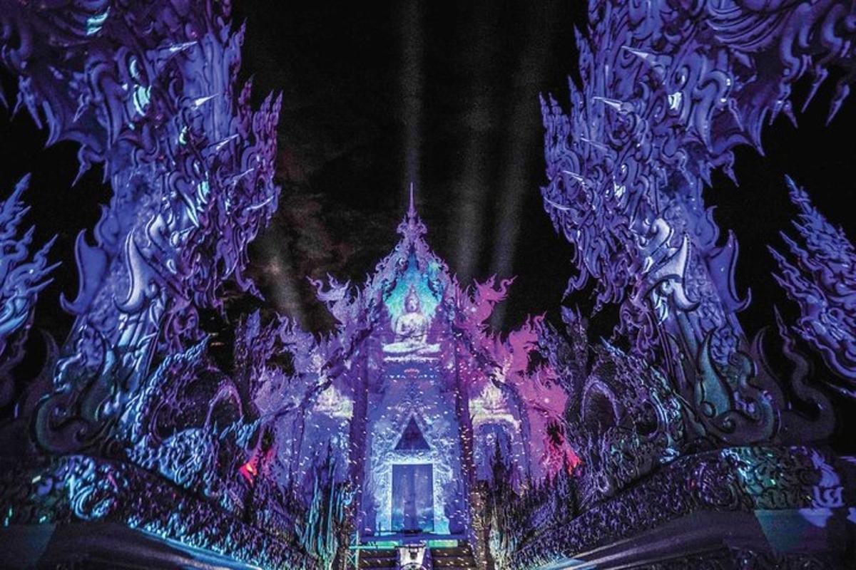 un castello è illuminato da luci colorate di notte