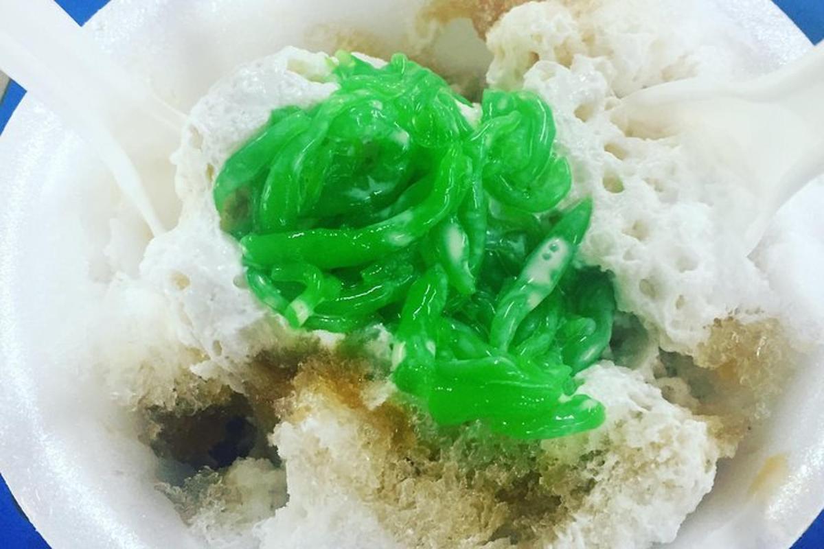 um prato de arroz com cobertura verde