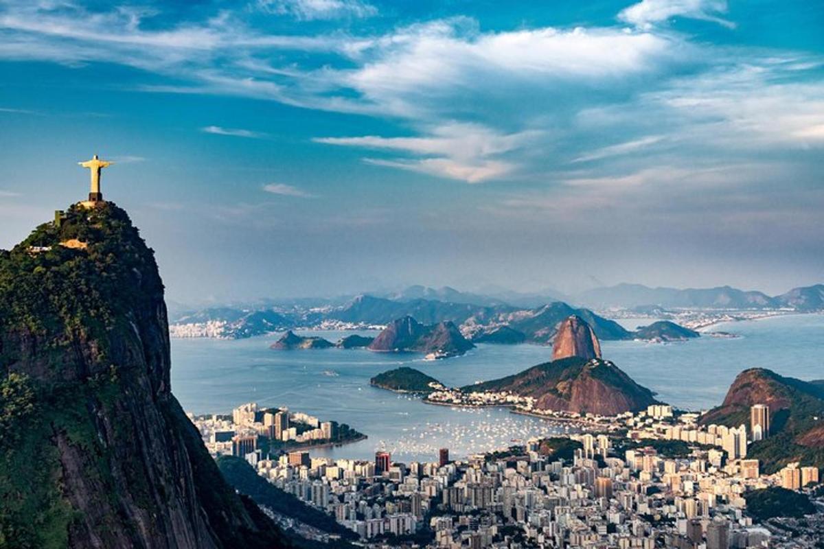 una cruz en la cima de una montaña con una ciudad