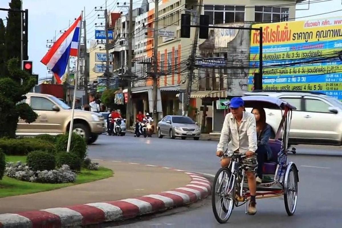 Un hombre y una mujer viajando en un rickshaw