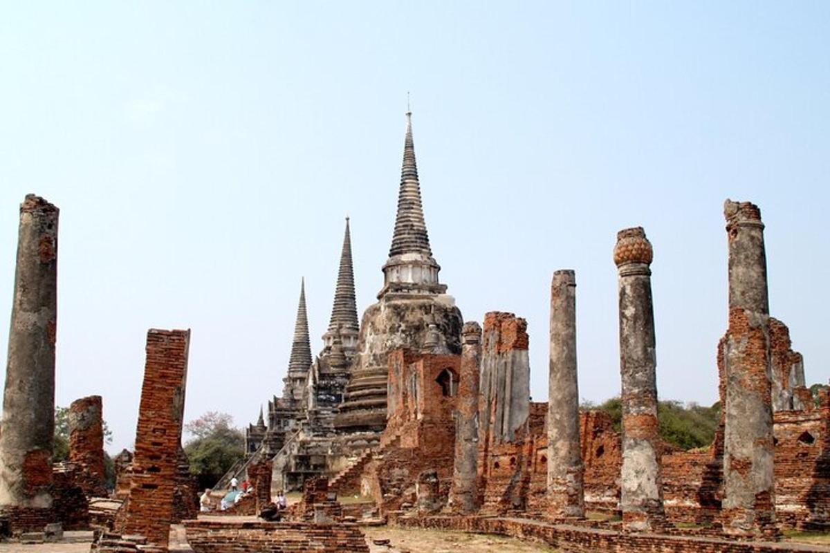 chrám v ruinách archeologického naleziště Ayutthaya