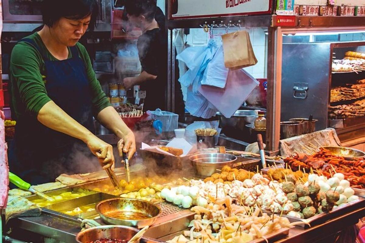 isang lalaking nagluluto ng pagkain sa isang grill sa isang palengke